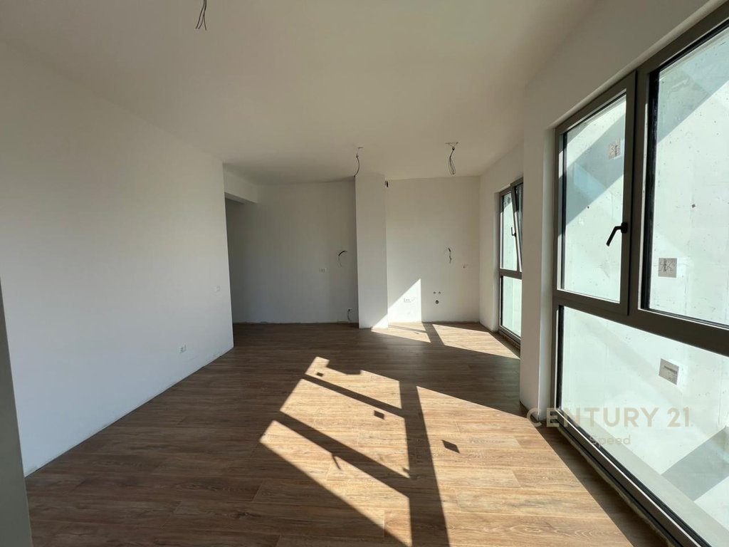 Ofrojme apartament 2+1+2 +2poste parkimi per qira tek Bulevardi i Ri!