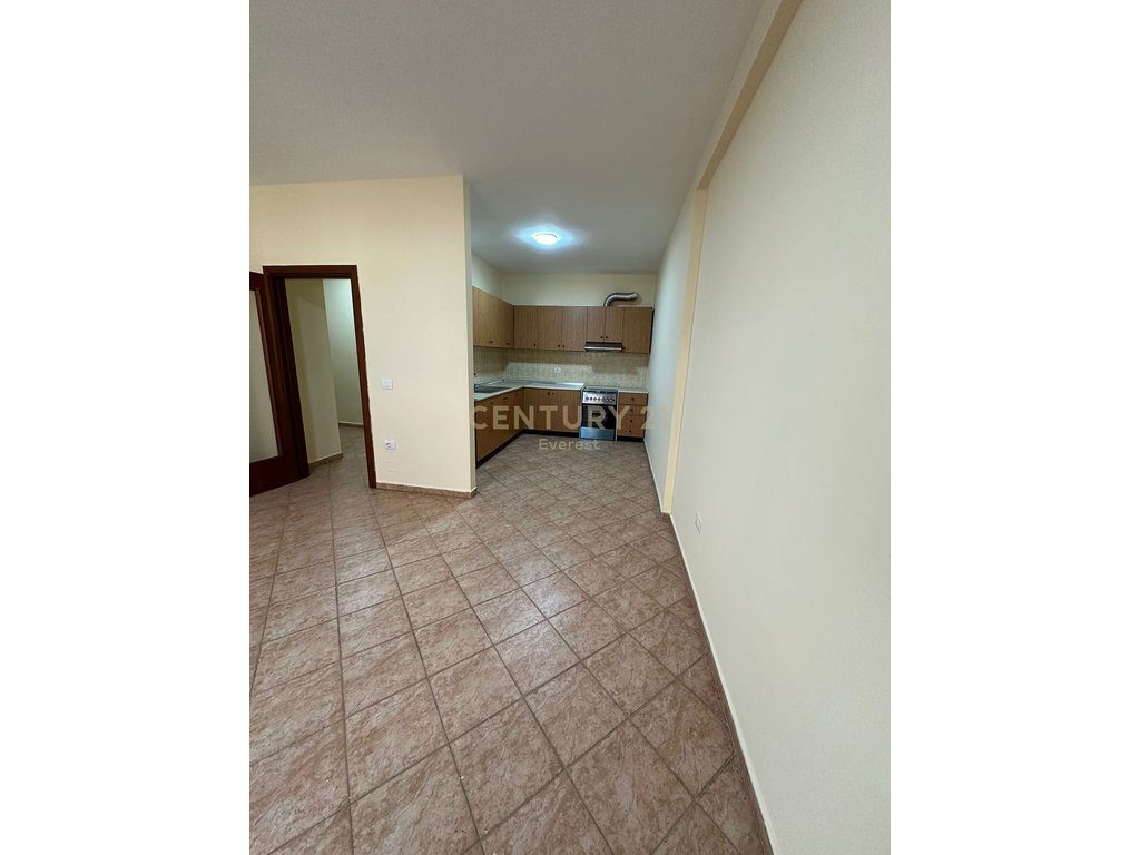 KOMUNA E PARISIT, APARTAMENT ME QIRA PER ZYRA