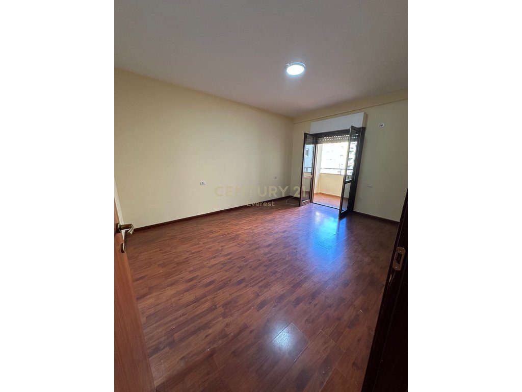 KOMUNA E PARISIT, APARTAMENT ME QIRA PER ZYRA