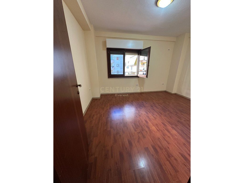 KOMUNA E PARISIT, APARTAMENT ME QIRA PER ZYRA