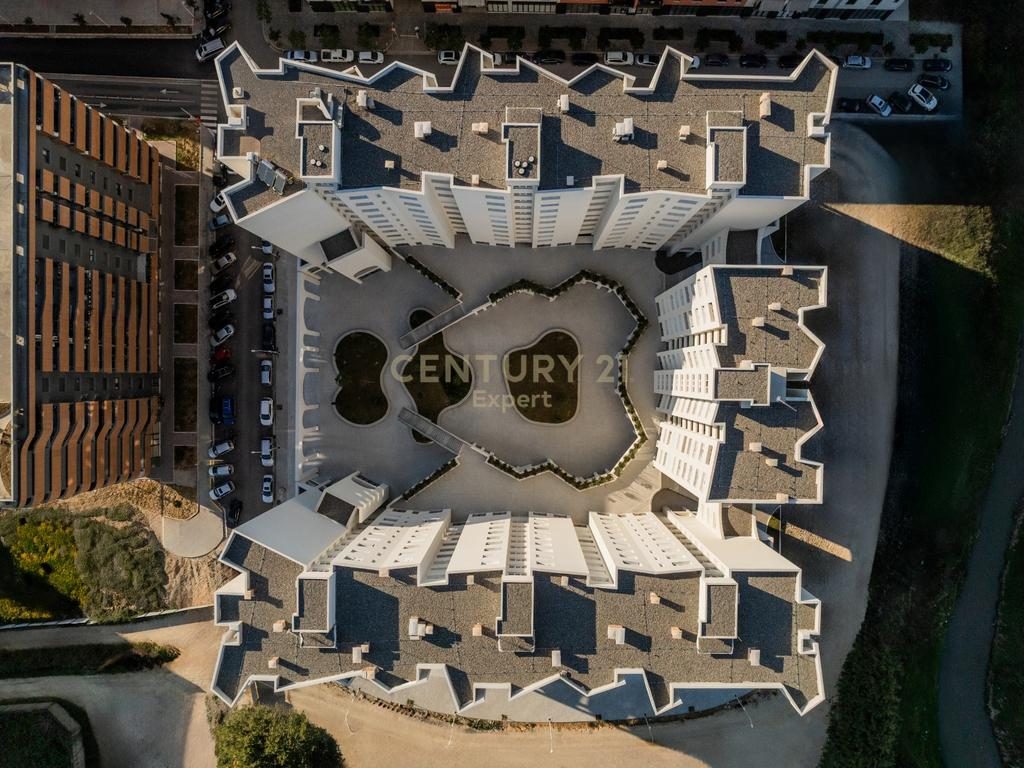 Shitet njësi biznesi 143.8 m2 Pranë River Residence.