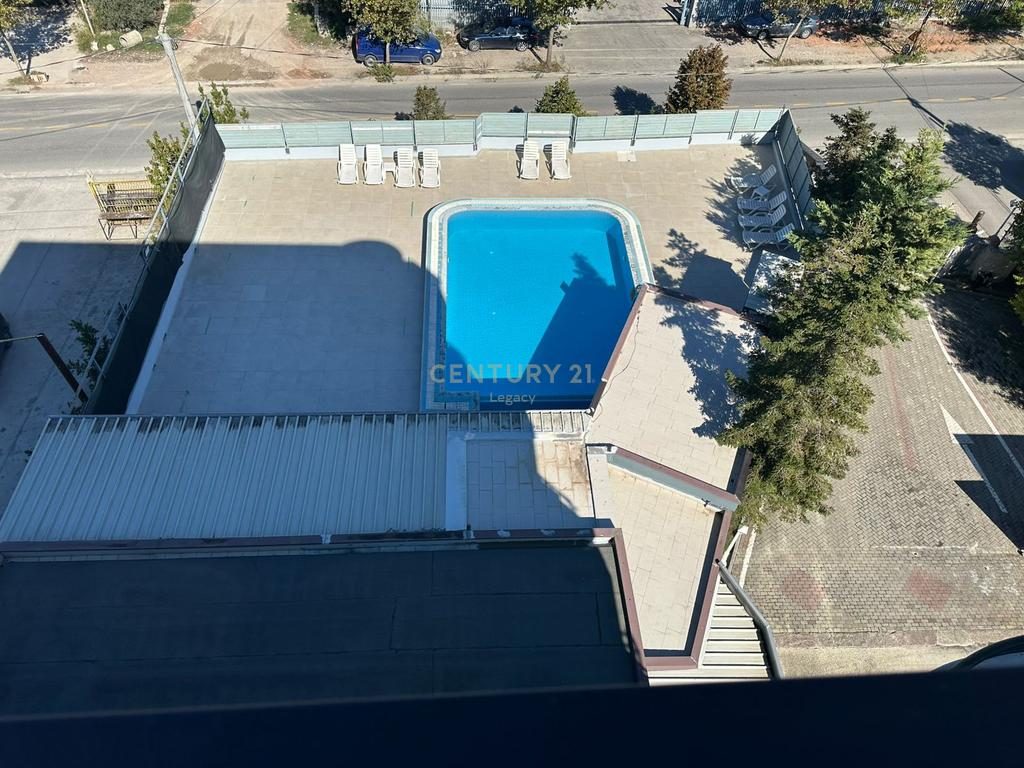 Hotel Lluksoz me 5 Kate & Pishinë në Vaqarr – Jepet me Qira