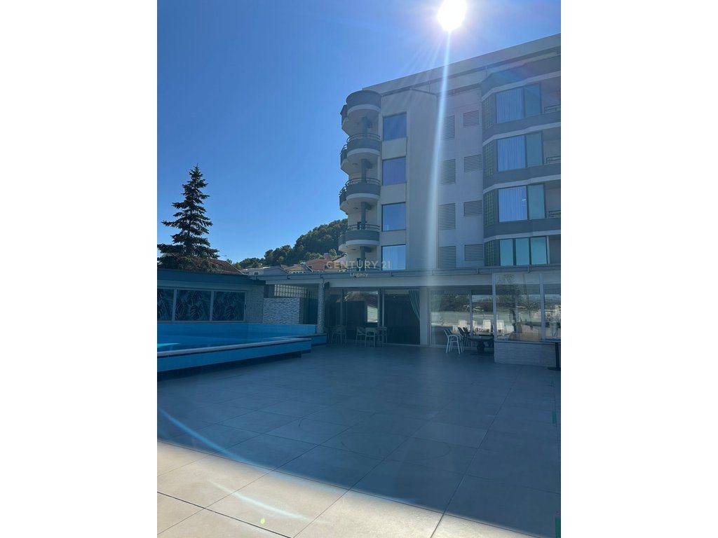 Hotel Lluksoz me 5 Kate & Pishinë në Vaqarr – Jepet me Qira