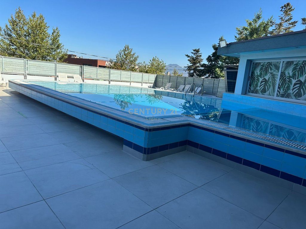Hotel Lluksoz me 5 Kate & Pishinë në Vaqarr – Jepet me Qira