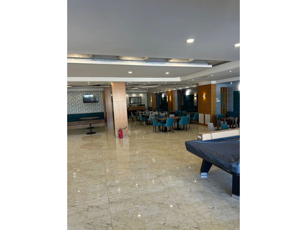 Hotel Lluksoz me 5 Kate & Pishinë në Vaqarr – Jepet me Qira
