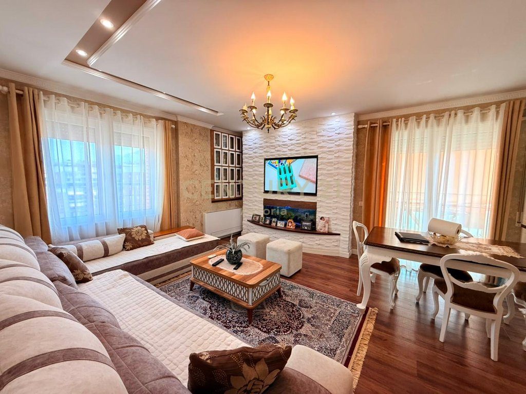 Shitet apartament premium 2+1+2+post parkimi ne kompleksin Sima Com, Unaza e re.