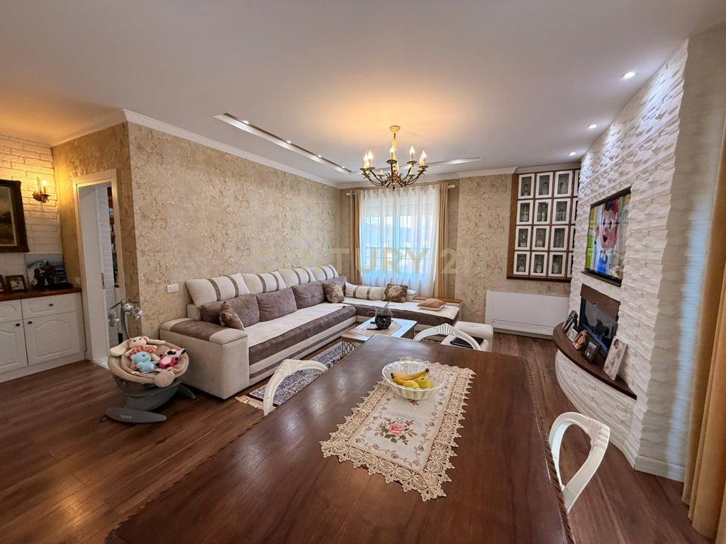 Shitet apartament premium 2+1+2+post parkimi ne kompleksin Sima Com, Unaza e re.