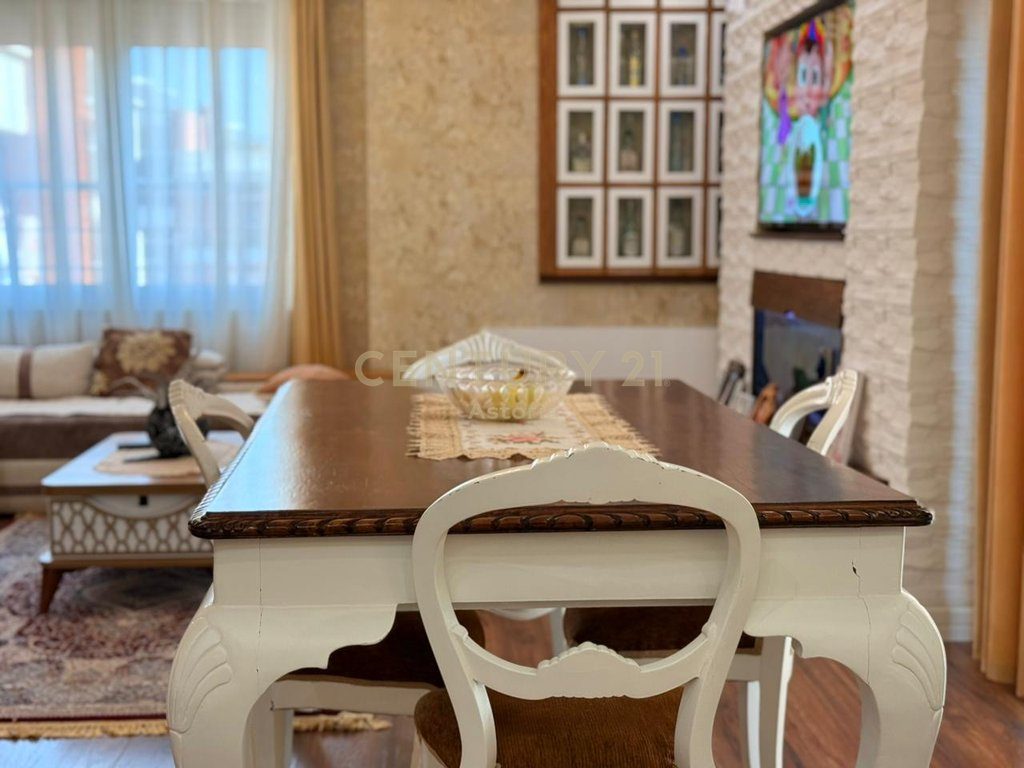 Shitet apartament premium 2+1+2+post parkimi ne kompleksin Sima Com, Unaza e re.