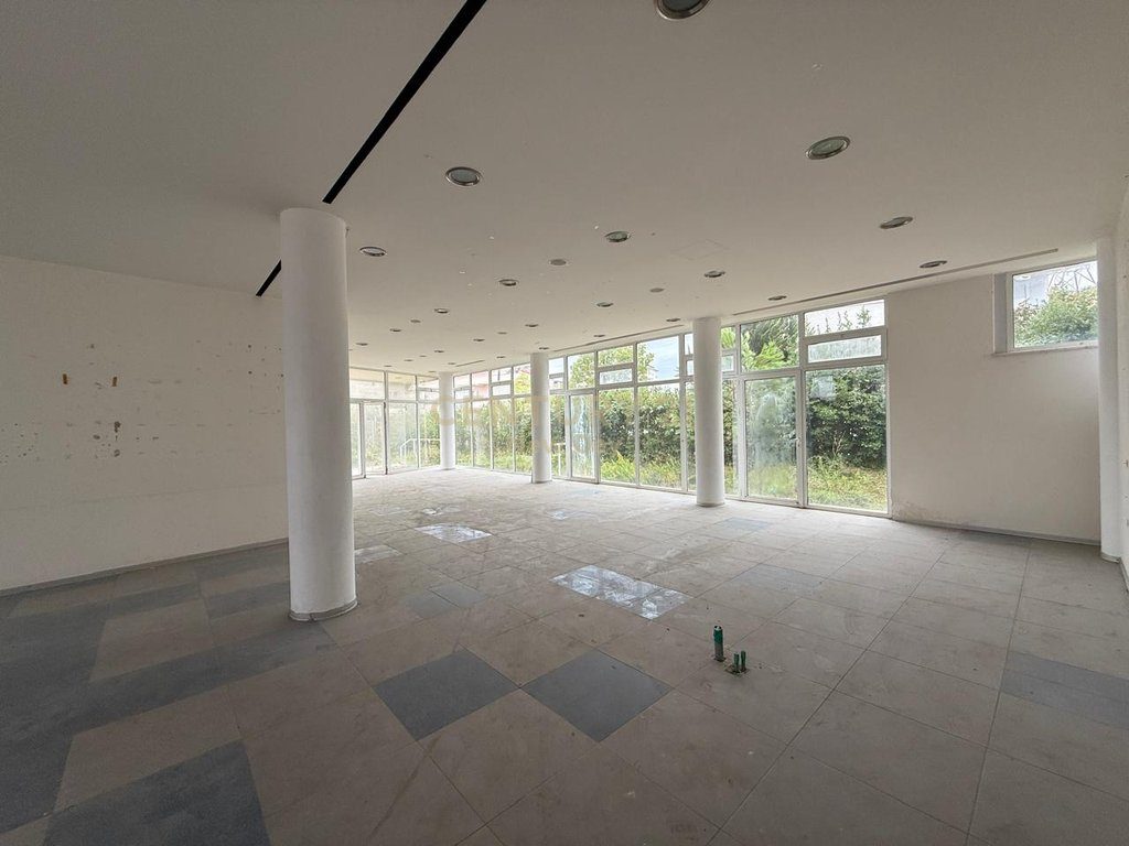 Jepet me Qira Godinë Multifunksionale ne Kenete Durrës  4000 Euro