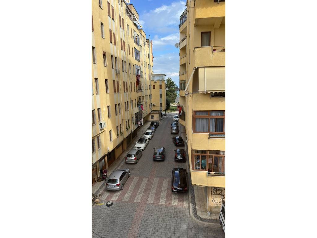 APARTAMENT ME QIRA 90 M² – PAMJE NGA LIQENI DHE STADIUMI