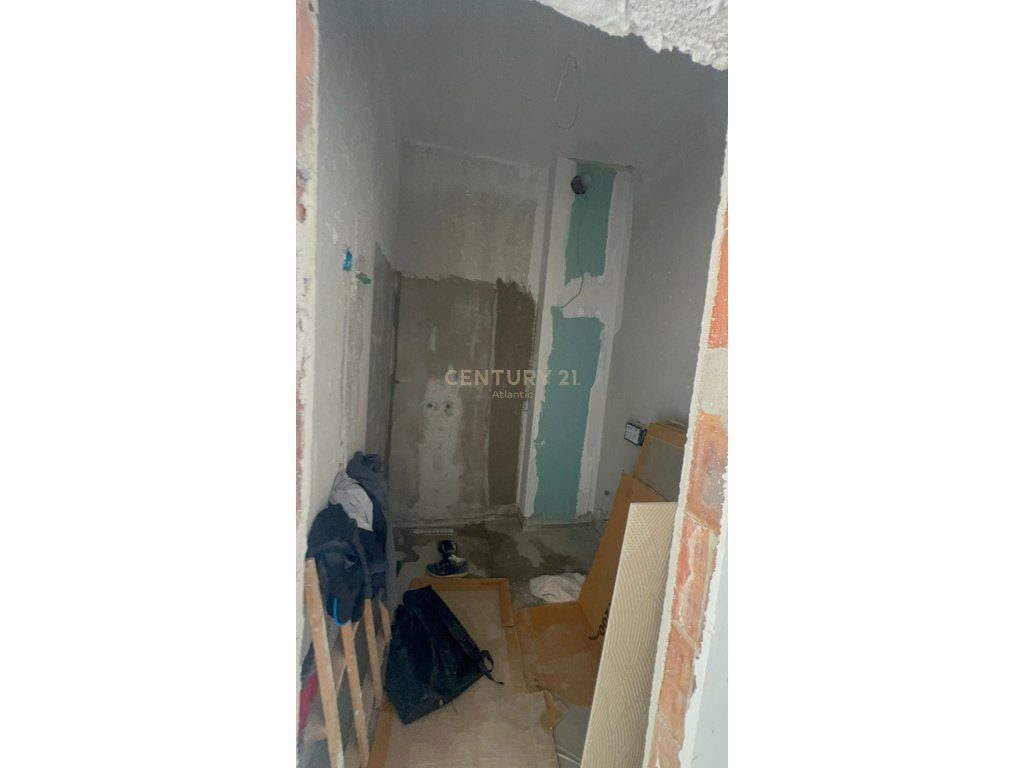 Shitet Garsoniere në Zemër të Golemit – Pamje Deti dhe Lokacion Premium