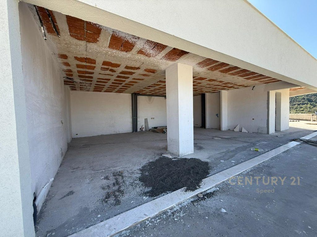 Penthouse me pamje fantastike për shitje tek Liqeni i Thatë!