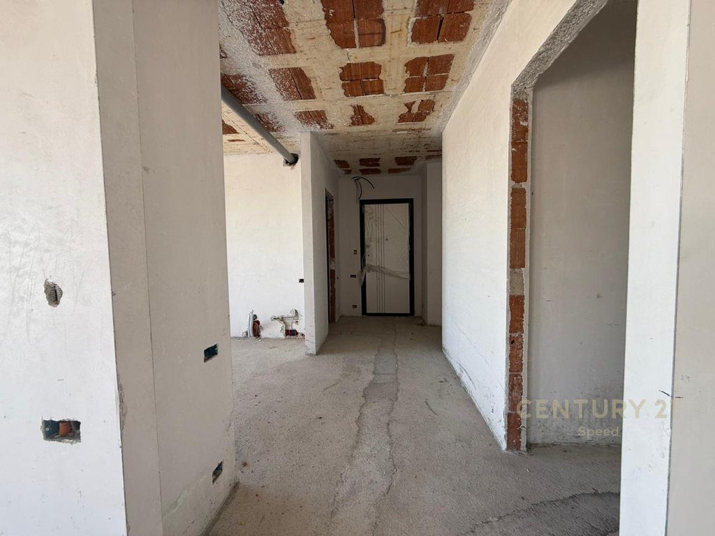 Penthouse me pamje fantastike për shitje tek Liqeni i Thatë!