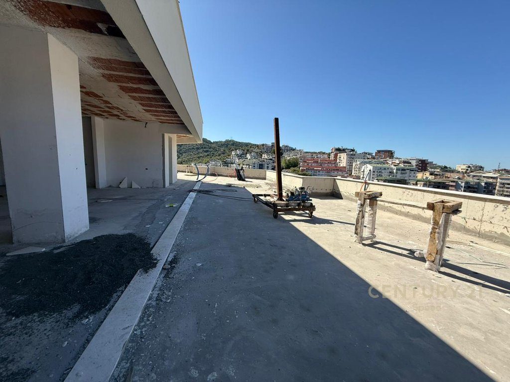 Penthouse me pamje fantastike për shitje tek Liqeni i Thatë!