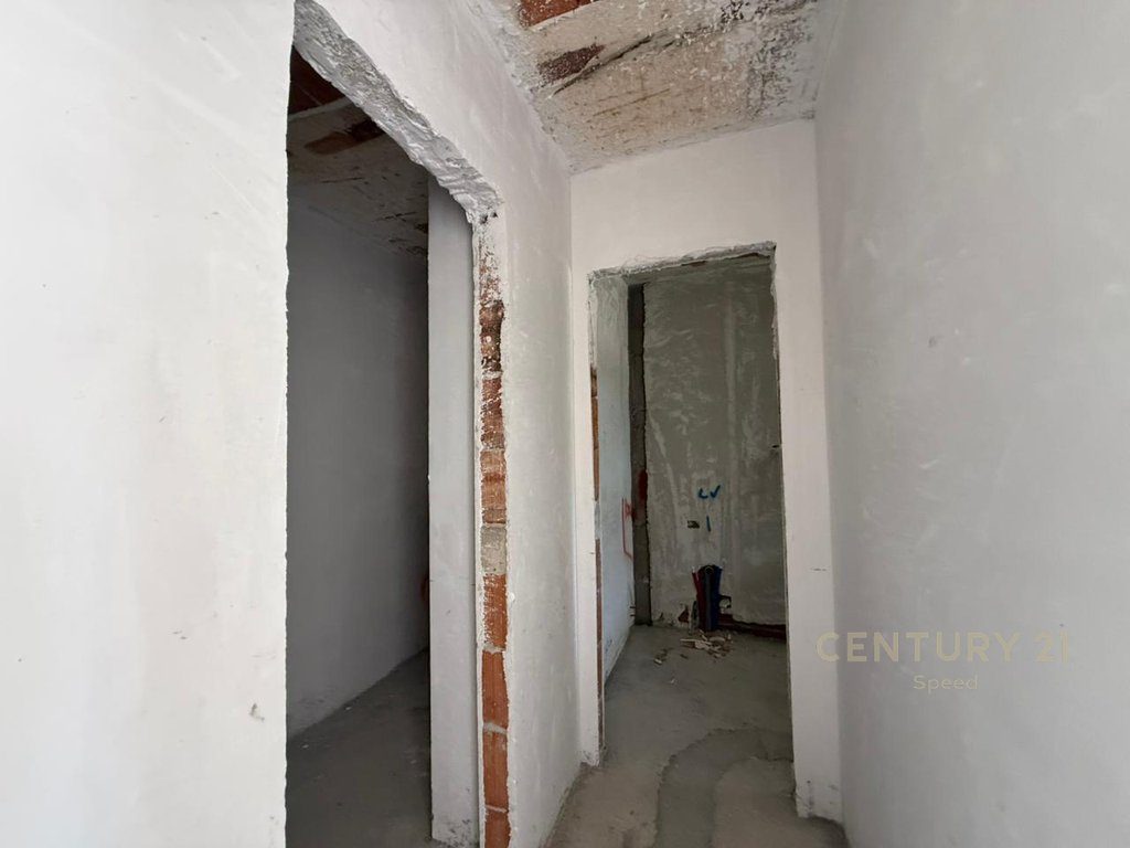 Penthouse me pamje fantastike për shitje tek Liqeni i Thatë!