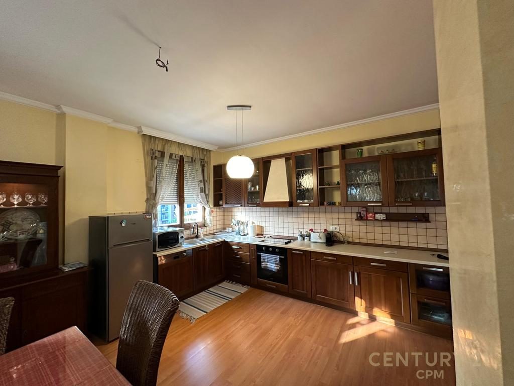 Jepet me qira apartament 3+1+2 te Hoxha Tahsim, Tiranë