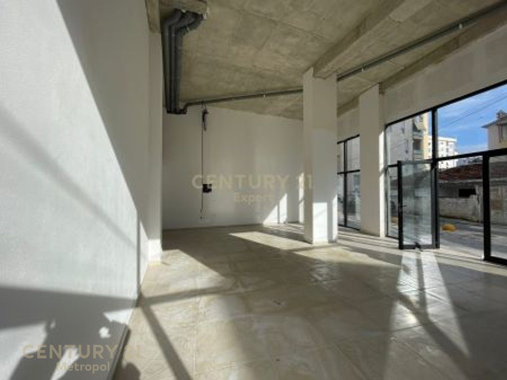 Ambient Komercial 66m2në Shitje në Komune te Parisit , Tiranë