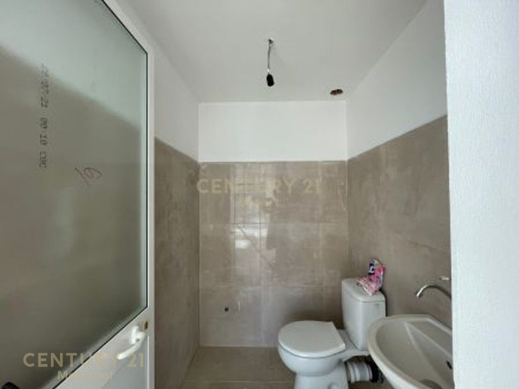 Ambient Komercial 66m2në Shitje në Komune te Parisit , Tiranë