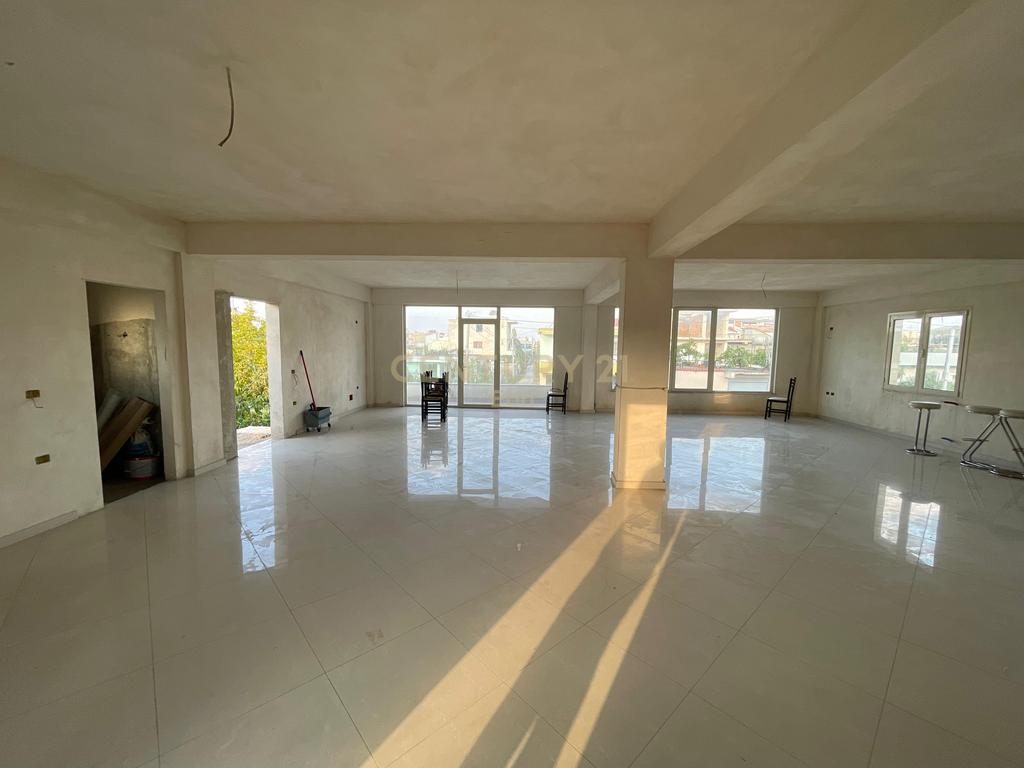 Ambient Komercial Me Qira në Ish Këneta, Durrës - 400€ | 158 m²
