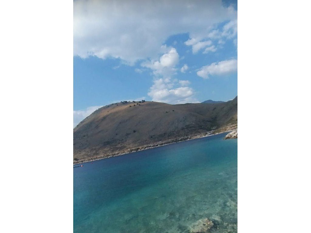 SHITET TOKE 2400 m2 PRANE DETIT, PORTO PALERMO.