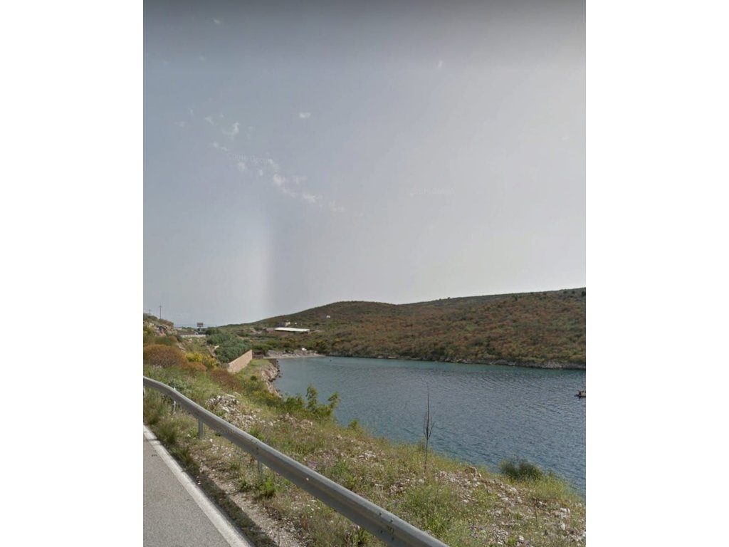 SHITET TOKE 2400 m2 PRANE DETIT, PORTO PALERMO.