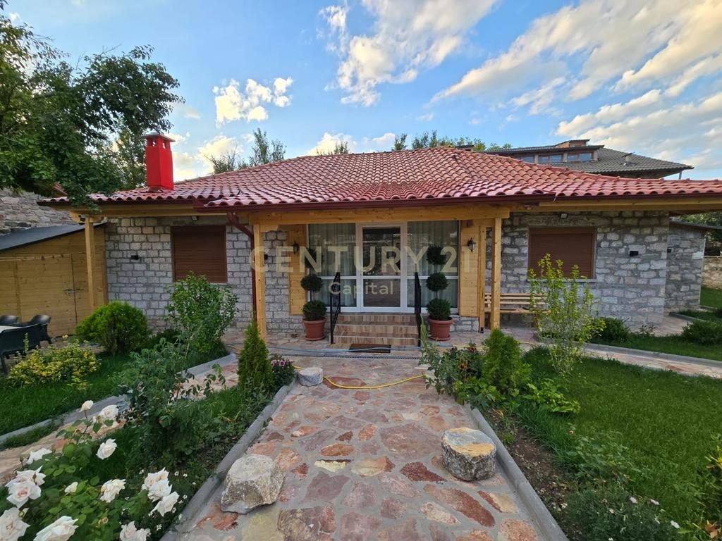 OKAZION VOSKOPOJE !  Shesim 518 m2 truall dhe 61 m2  shtëpi private e pajisur me certifikate dhe me nje leje per ndertim...