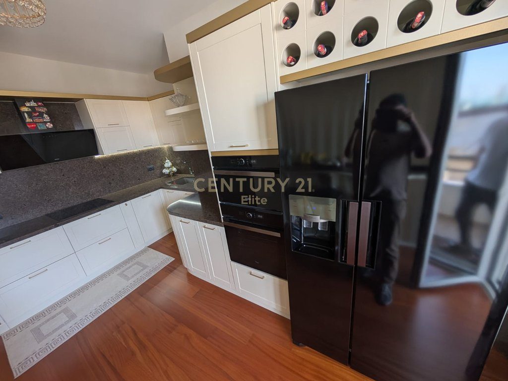 Shitet apartament 2+1+2 tek Kopeshti Zoologjik.