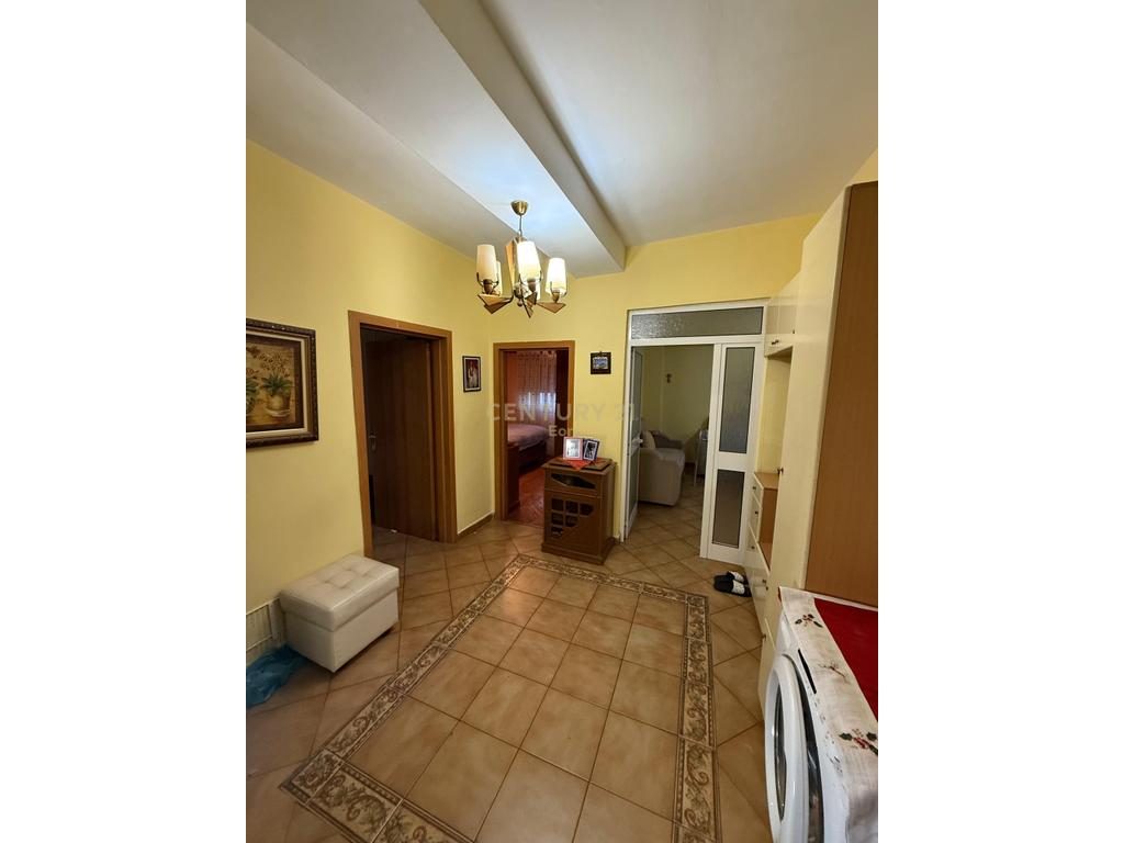 SHITET APARTAMENT 2+1 TEK STACIONI I TRENIT !!!