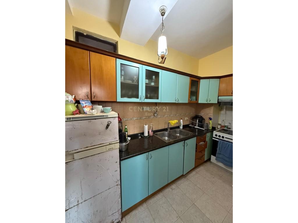 SHITET APARTAMENT 2+1 TEK STACIONI I TRENIT !!!