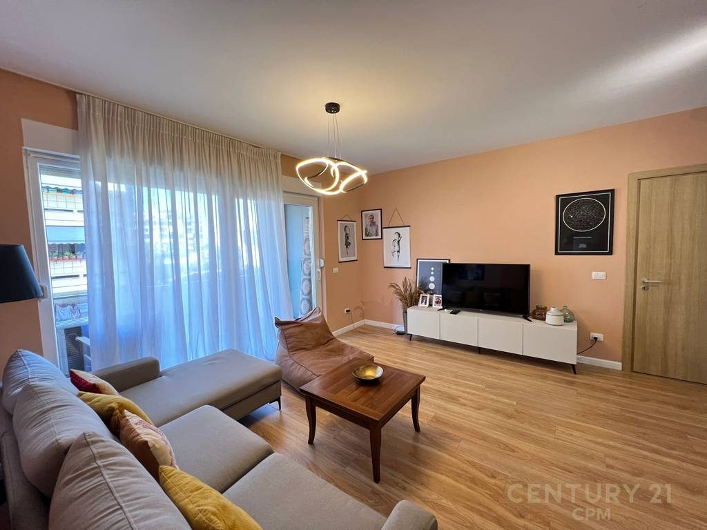 Apartament 2+1 per qira tek Rr. Barrikadave!