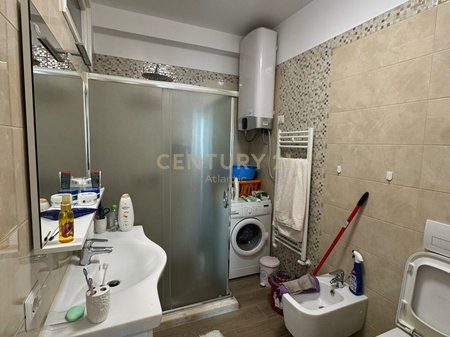 Jepet me qira apartament 1+1 buze detit tek Shkembi i Kavajes.