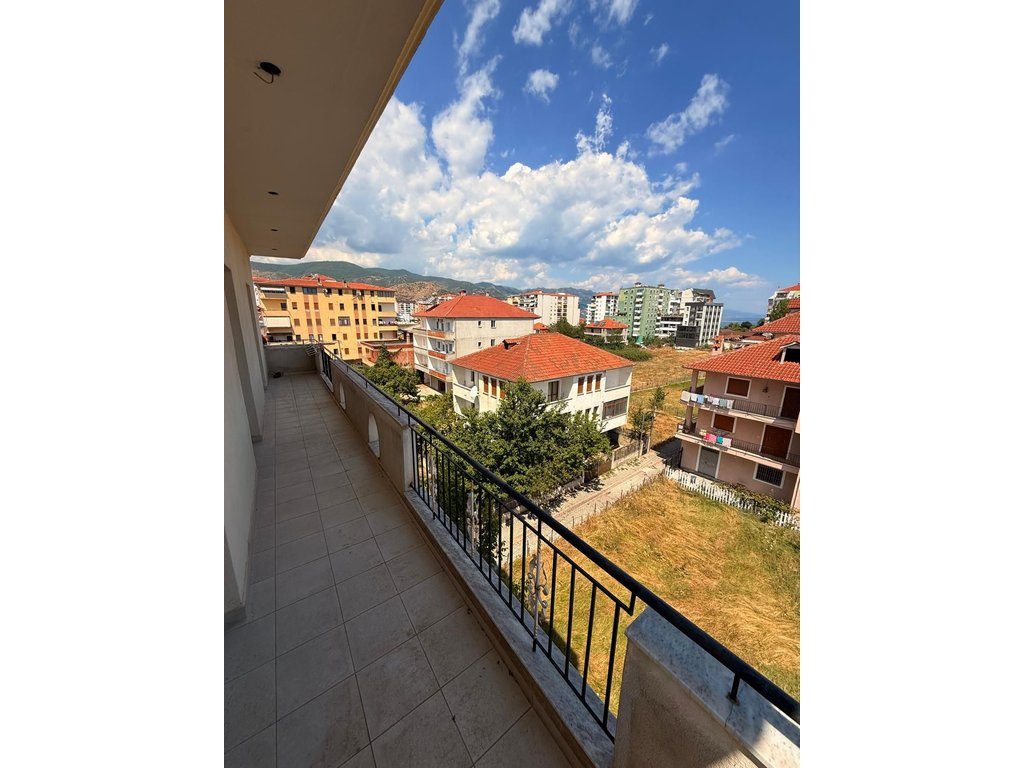 MUNDËSI UNIKE NË POGRADEC – APARTAMENT ME PAMJE NGA LIQENI!!!!
