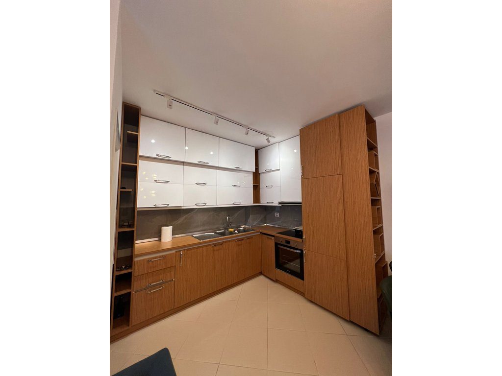 Shesim apartament 2+1+2 + post parkimi me pamje nga deti ne Vlore !