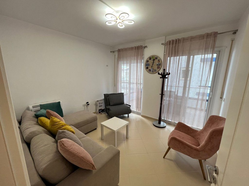 Shesim apartament 2+1+2 + post parkimi me pamje nga deti ne Vlore !