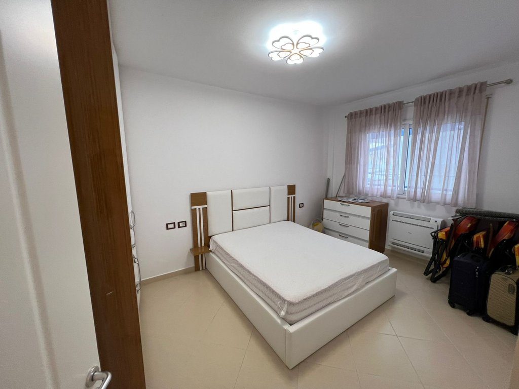 Shesim apartament 2+1+2 + post parkimi me pamje nga deti ne Vlore !