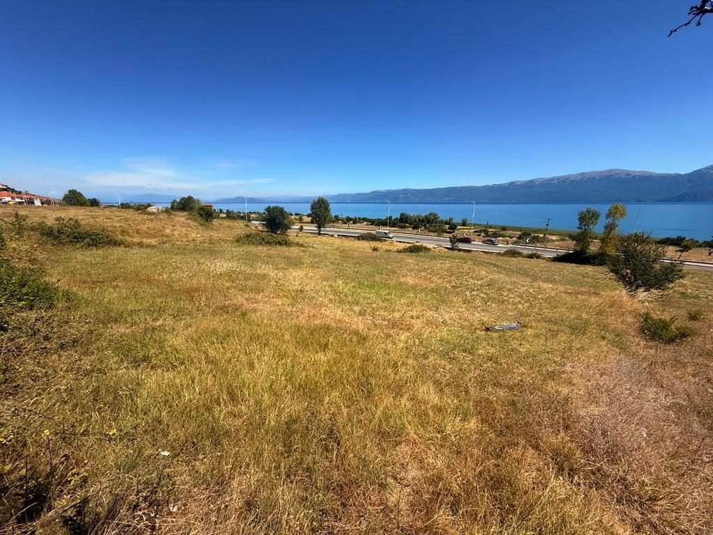 Shitet Tokë 3,800 m² në Hudenisht – Buzë Rruge me Pamje Fantastike