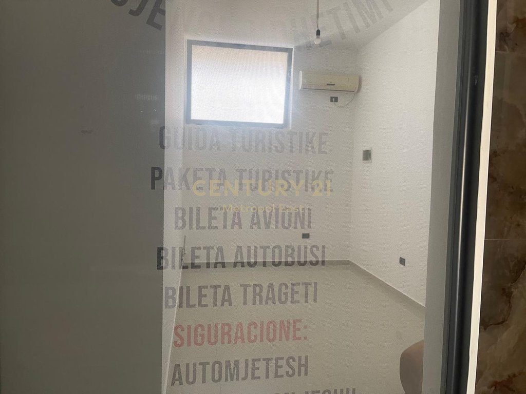 JEPET ME QIRA AMBJENT KOMERCIAL 20m2 NE QENDER TE SAUKUT