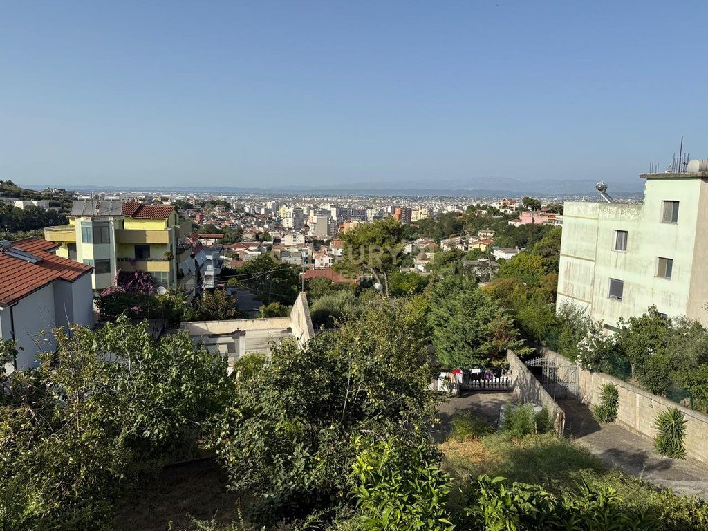 Vilë 2-katëshe për shitje në zonën “Vila e Zogut”, Durrës !