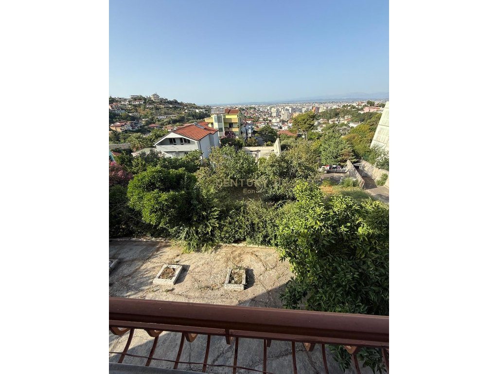 Vilë 2-katëshe për shitje në zonën “Vila e Zogut”, Durrës !