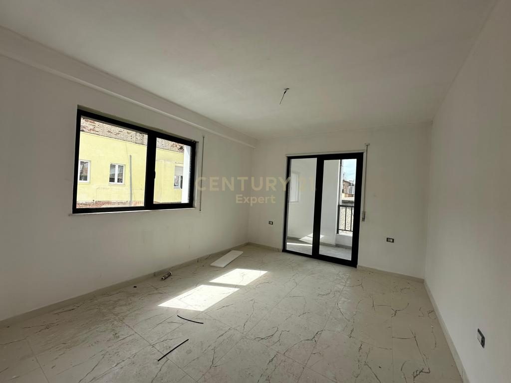 JEPET ME QIRA APARTAMENT 3+1+2 TEK RRUGA E DURRESIT !!!