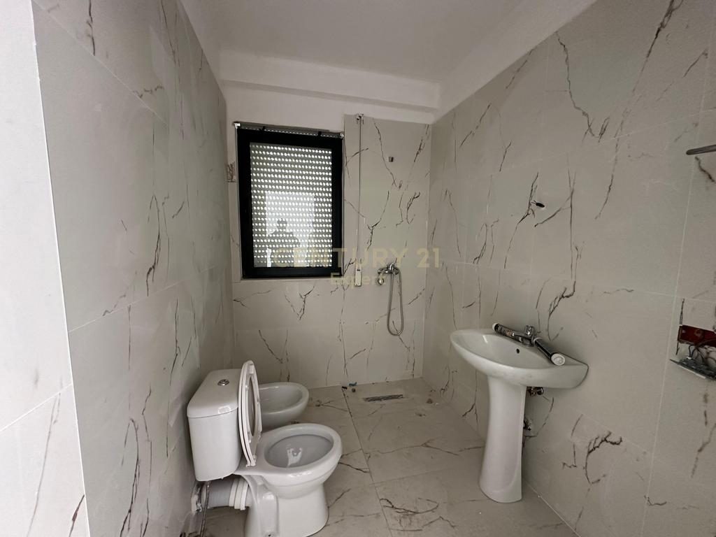 JEPET ME QIRA APARTAMENT 3+1+2 TEK RRUGA E DURRESIT !!!