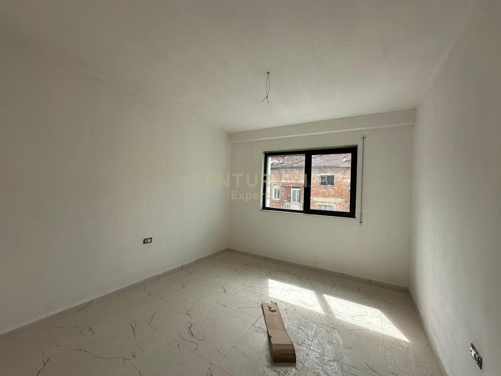 JEPET ME QIRA APARTAMENT 3+1+2 TEK RRUGA E DURRESIT !!!