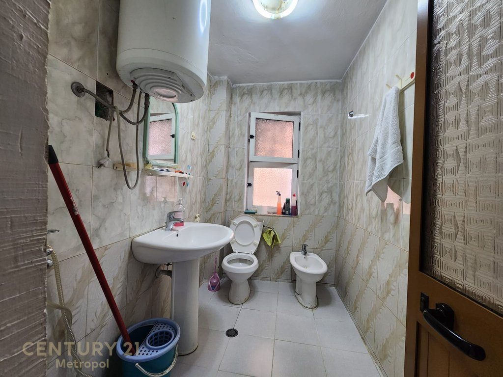 Shitet apartament 2+1+2 prane Maternitetit te Ri!