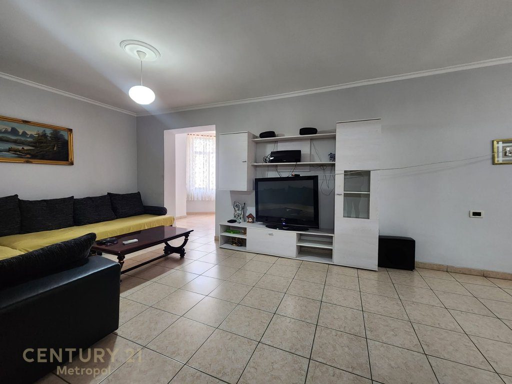 Shitet apartament 2+1+2 prane Maternitetit te Ri!