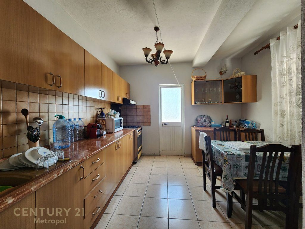 Shitet apartament 2+1+2 prane Maternitetit te Ri!