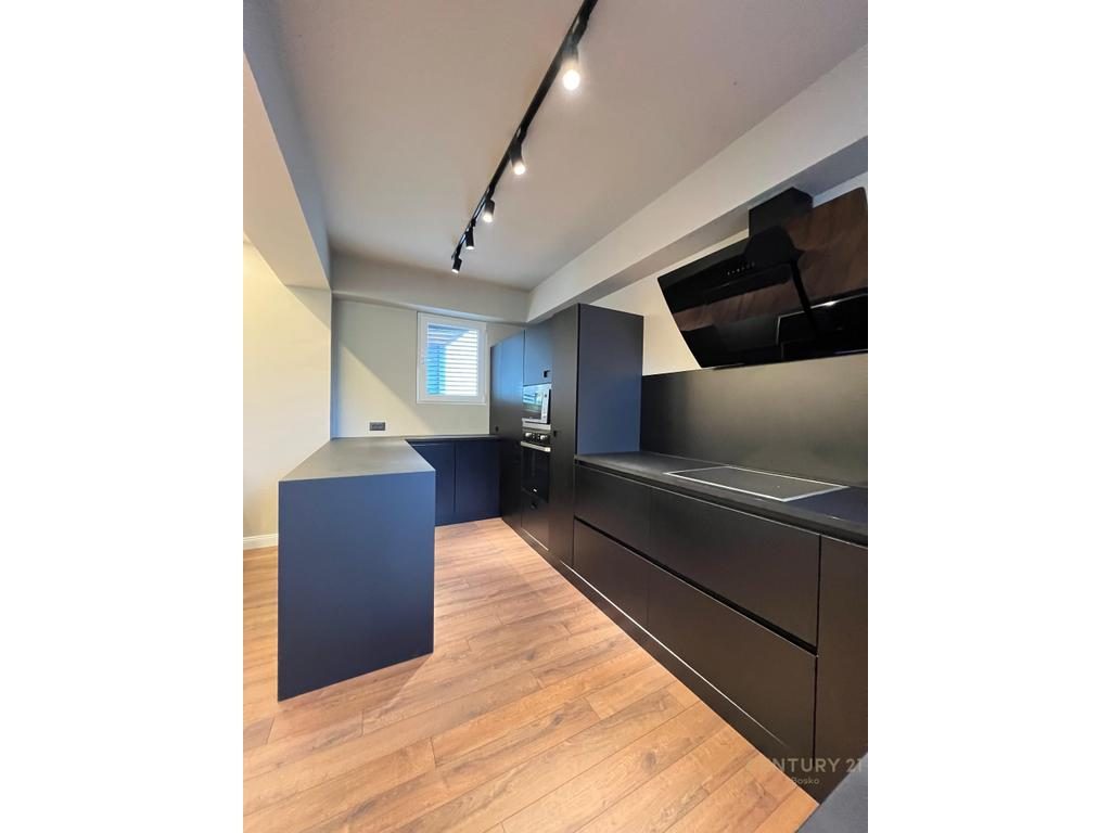 Long Hill Residence, shitet Apartament 3+1+3 me 2 poste parkimi
