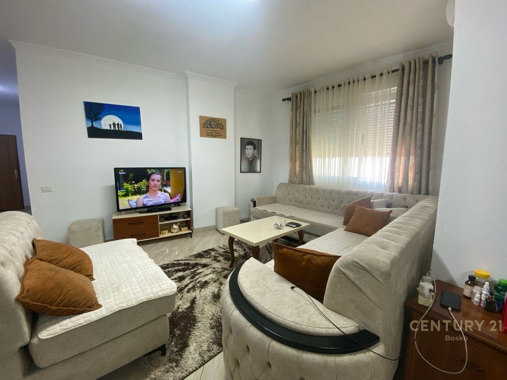 Shitet, Apartament 2+1, Stacioni i Trenit, Tirane.
