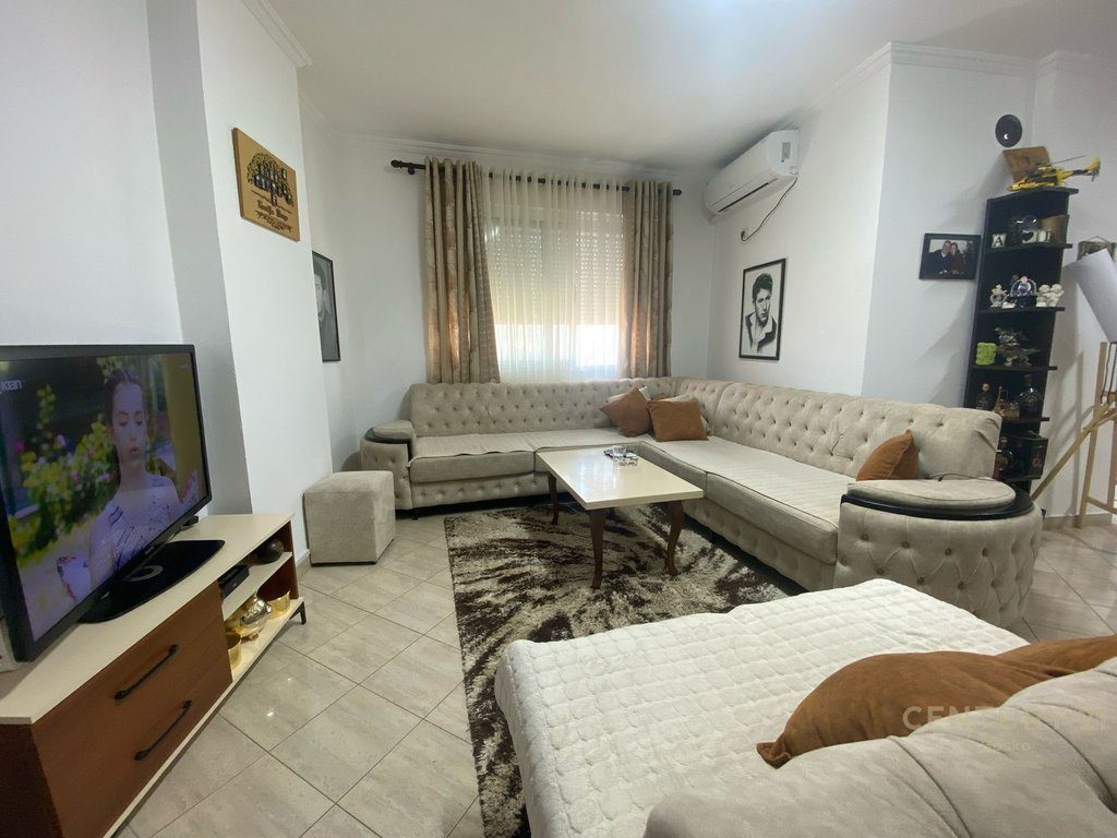 Shitet, Apartament 2+1, Stacioni i Trenit, Tirane.