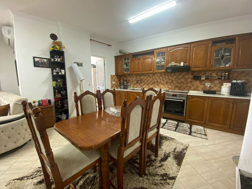 Shitet, Apartament 2+1, Stacioni i Trenit, Tirane.