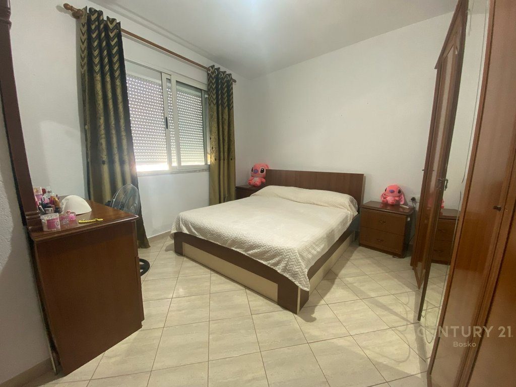 Shitet, Apartament 2+1, Stacioni i Trenit, Tirane.
